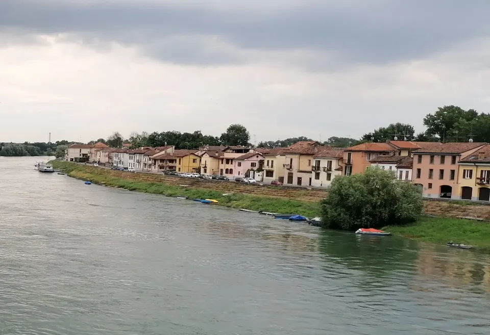 Borgo Ticino visto dal Ponte Coperto Pavia