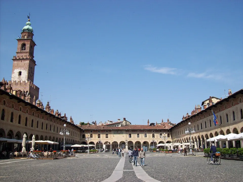 2012 04 28 Vigevano Piazza Ducale