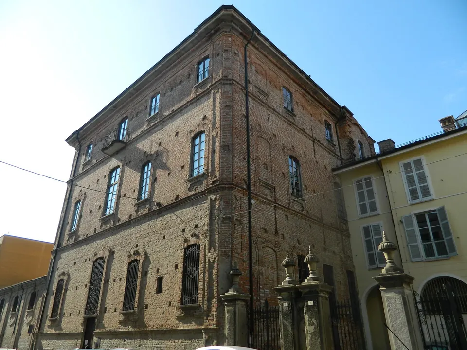 BIBLIOTECA VISTA DAL LATO DELLA PIAZZA