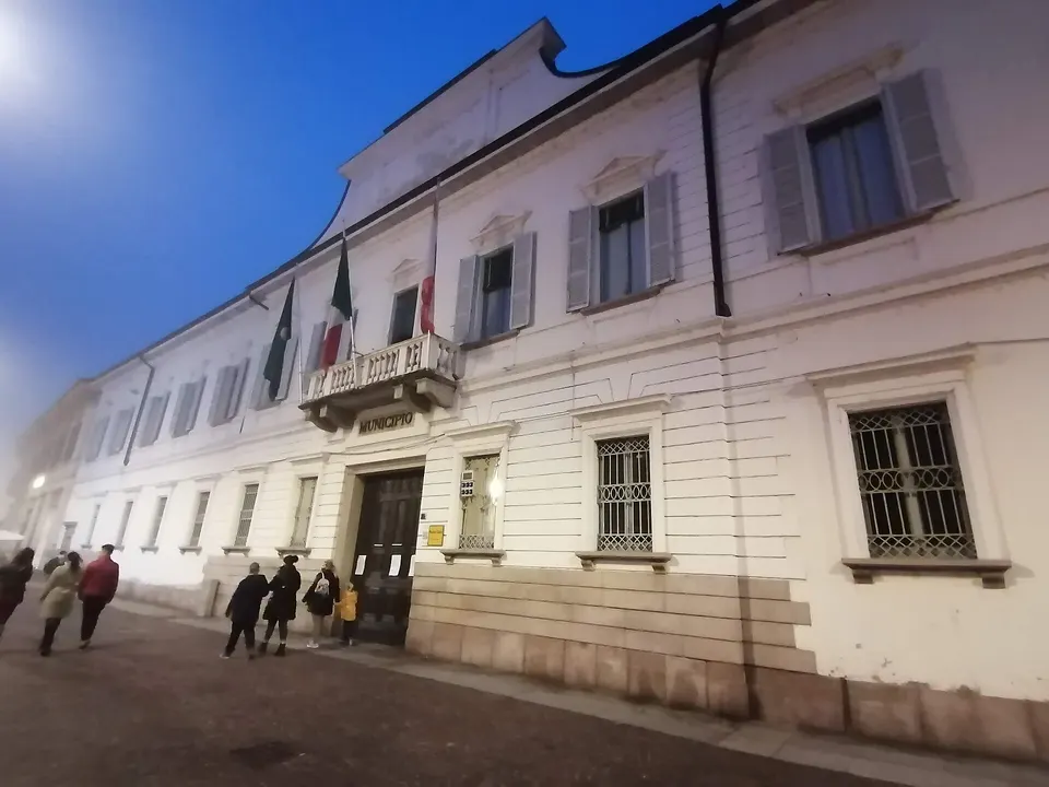 Palazzo Civico di sera con nebbia Vigevano