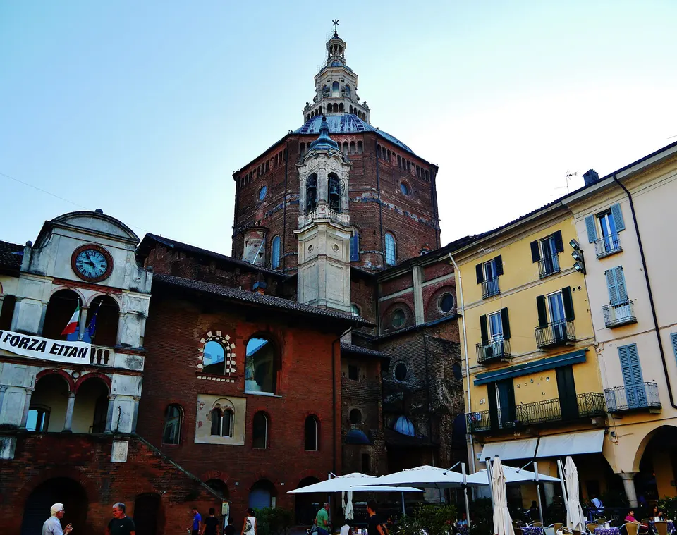 Pavia Piazza della Vittoria