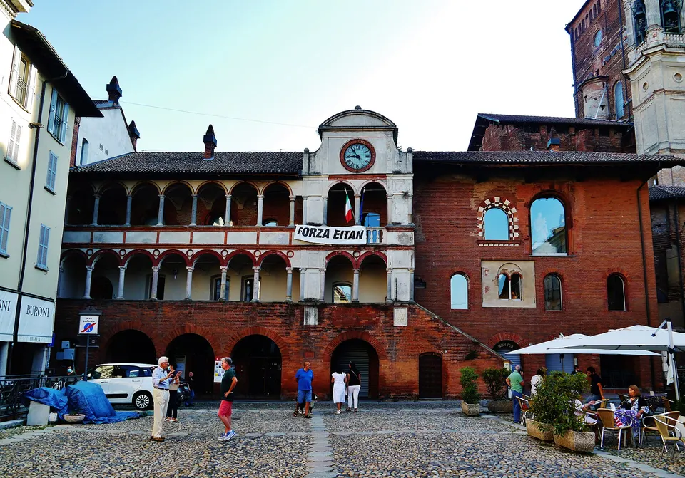 Pavia Piazza della Vittoria