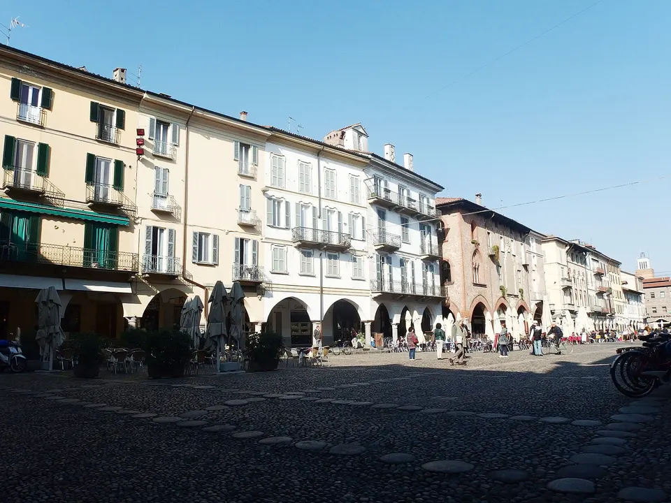 Pavia, Piazza della Vittoria