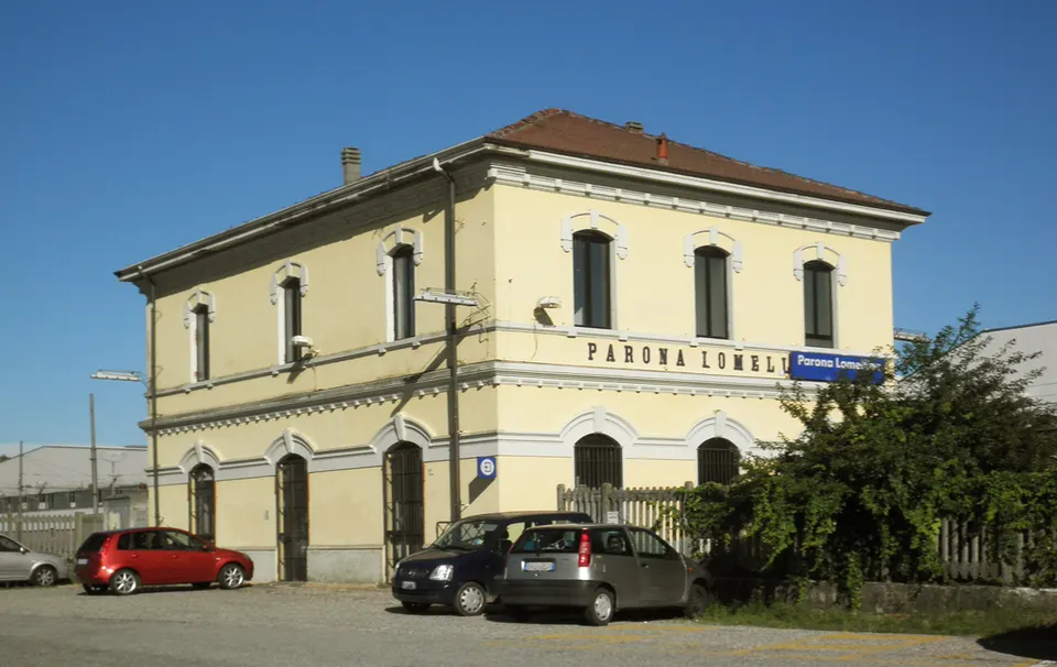 Stazione ferroviaria di Parona Lomellina