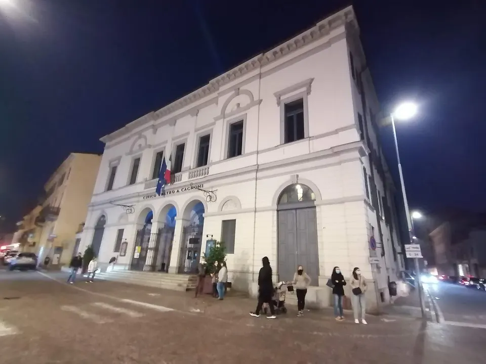 Il Teatro Cagnoni a Vigevano di sera.