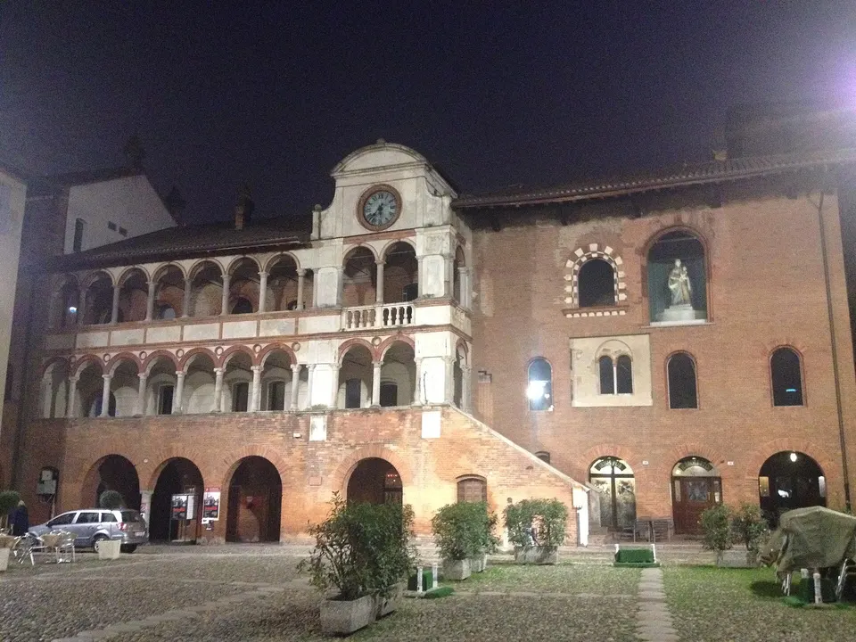 Broletto (Pavia): foto serale