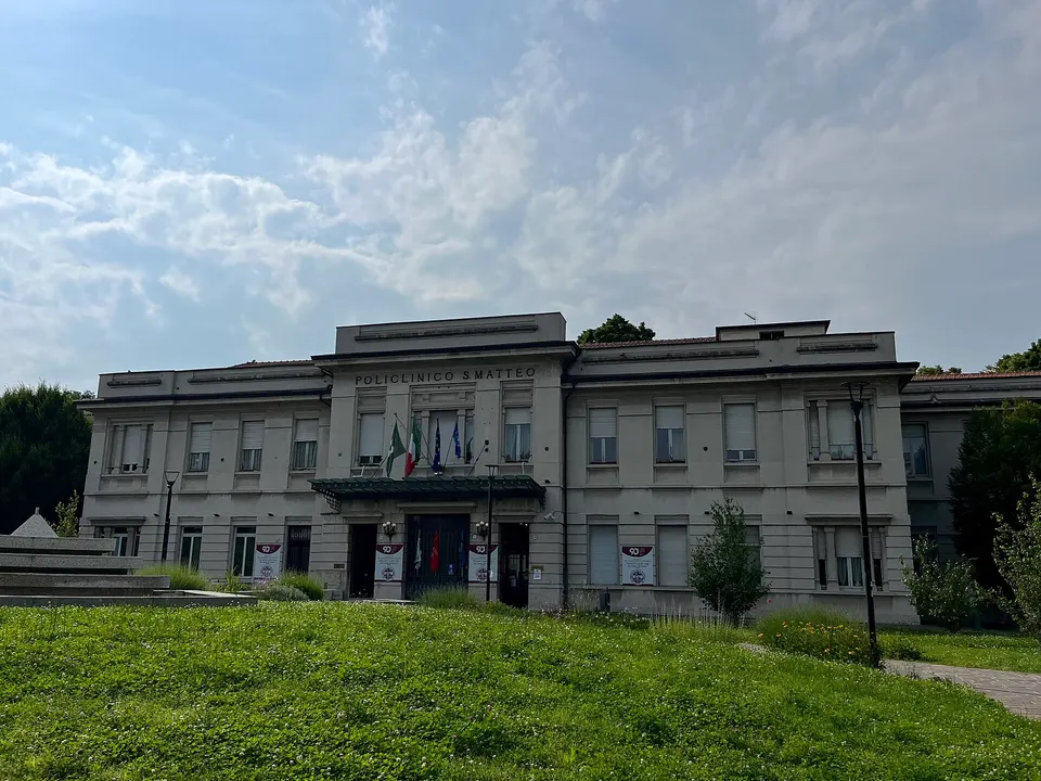 Facciata dell'edificio d'ingresso del Policlinico San Matteo