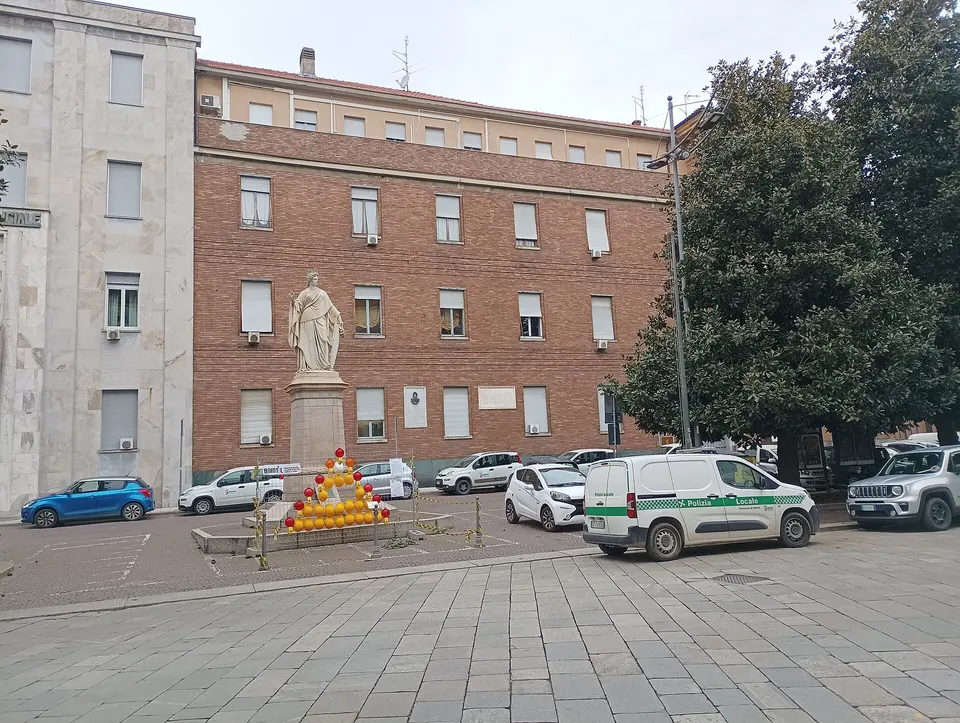 Palazzo della Provincia di Pavia con in vista il monumento all'Italia e un'auto della Polizia Provinciale