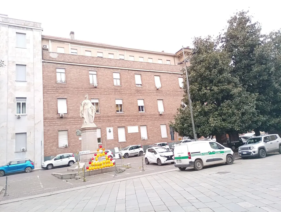 Palazzo della Provincia di Pavia con in vista il monumento all'Italia e un'auto della Polizia Provinciale